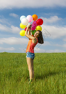 Ballons 女孩带Ballons活力喜悦幸福草地场地享受自由晴天波动气球图片