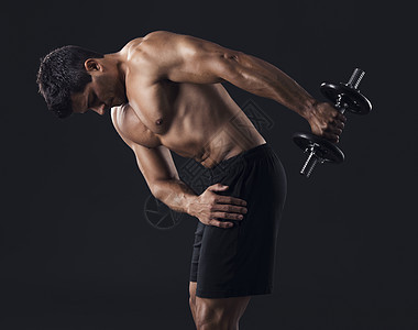 肌肉人举重重量成人躯干男性专注运动拉丁权重黑色训练健身房图片