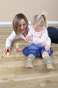 母亲和女儿成人孩子微笑房子玩具积木母性妈妈儿童建筑图片