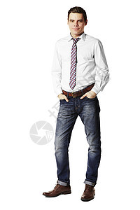 年轻人的肖像阶层口袋影棚领带双手衬衫快乐棕色牛仔裤蓝色图片