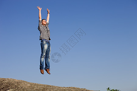 趣乐天空男人幸福活力成人岩石空气青年蓝色运动员背景图片