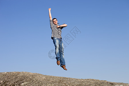 跳跃男性乐趣青少年天空运动员行动幸福男人喜悦蓝色图片