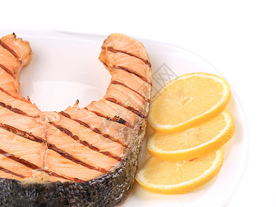 新鲜烤鲑鱼牛排加柠檬图片