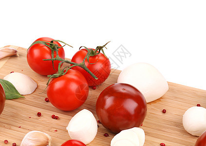 番茄和莫扎雷拉球拼盘木头木板红色美食沙拉草药胡椒背景图片