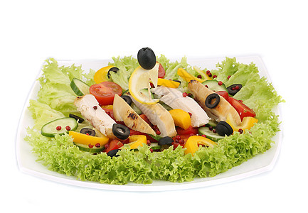 鸡肉沙拉黄瓜油炸红色柠檬食物白色片段黑色绿色盘子背景图片