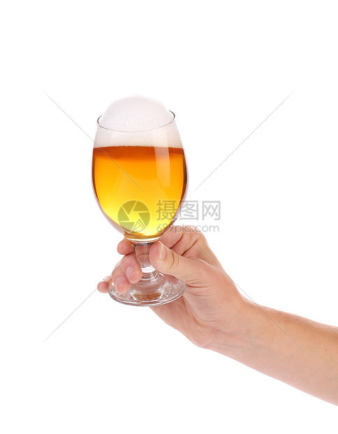 手与啤酒杯图片