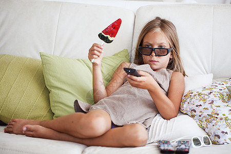 儿童看电视渠道享受糖果电视房间青春期童年时间食物闲暇图片