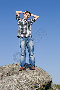 随便的人自由编队青年孩子牛仔裤衬衫身体青少年岩石天空图片
