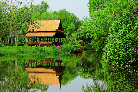 花园中的泰式小屋图片