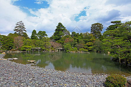 日式日本式花园建筑学人行道公园石头晴天灯笼池塘天空叶子蓝色图片