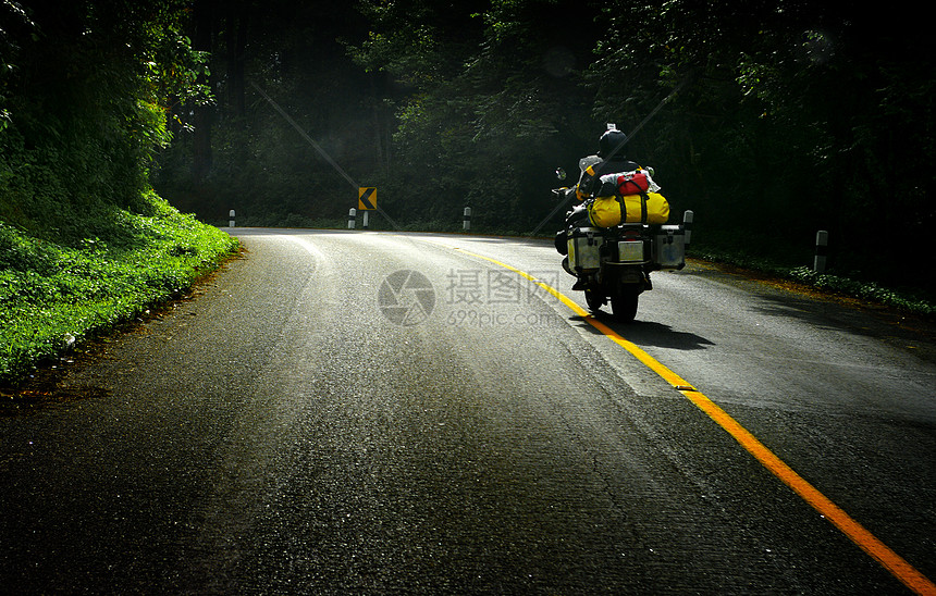 公路上骑摩托车旅行运输交通骑士冒险热带短跑游览街道转弯假期图片