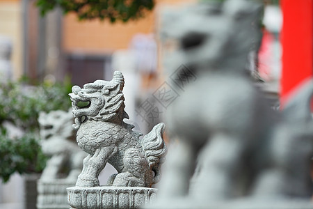 中国寺庙的狮子石雕像图片