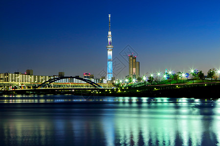 晚上东京市风景晴空反射建筑学摩天大楼天线建筑城市天空墨田景观图片