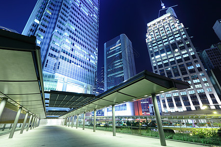 香港金融区晚上夜里在香港建筑街道天际人行道景观建筑学摩天大楼城市公司小路图片