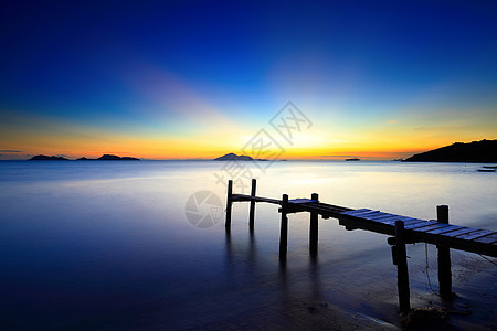 日落的海景与木制码头日落木头天空场景支撑海岸线海岸旅行港口领导图片