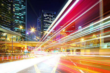 夜间城市快速移动车灯公共汽车摩天大楼办公室运输路口建筑学金融商业蓝色交通图片
