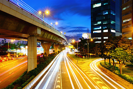 晚上在城市高速公路上景观市中心运动摩天大楼速度交通天际运输街道日落图片