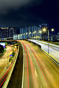 夜间有高速公路的城市风景图片