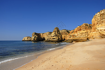 海滩沙滩场景国家巨石悬崖旅行地标环境水库反射风景图片