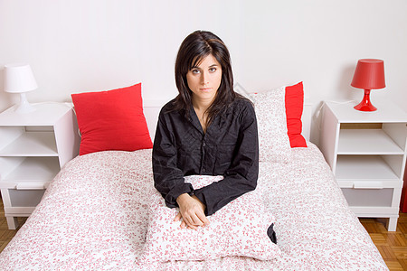 妇女躺在床上毯子成人卧室枕头女性头发幸福就寝青年黑发图片