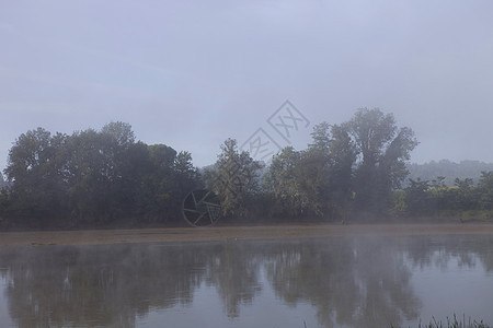 江雾森林石头公园薄雾花园衬套旅行天空场景反射图片