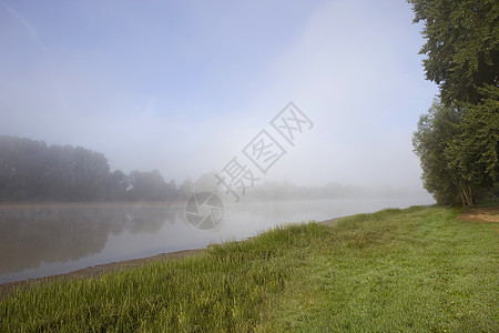 江雾农村树木反射阴霾花园公园蓝色森林天空薄雾图片