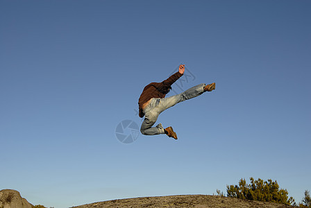 跳跃活动活力运动员喜悦男性男生蓝色幸福乐趣岩石图片