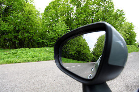 森林道路反射 后视汽车驾驶镜镜视图绿色窗户运输速度镜子车辆场景后视镜风景旅行图片