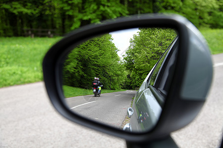 森林道路反射 后视汽车驾驶镜镜视图绿色运输场景窗户发动机后视镜速度风景镜子旅行车辆图片
