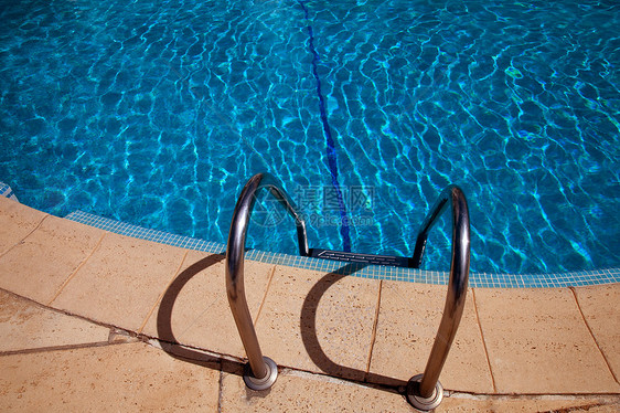 游泳池液体阳光温泉圆圈闲暇水池时间边界气泡金属图片