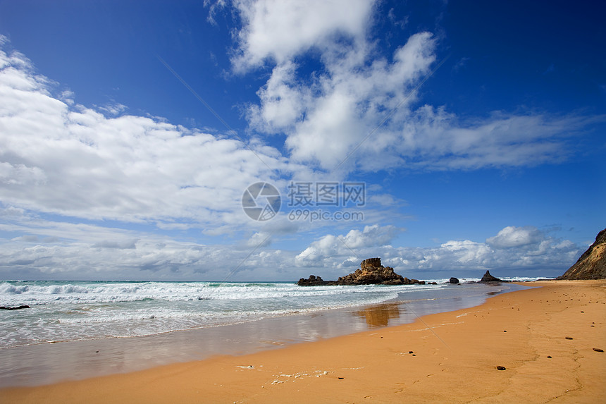 海滩沙滩砂岩蓝色悬崖岩石水库巨石环境娱乐场景反射图片