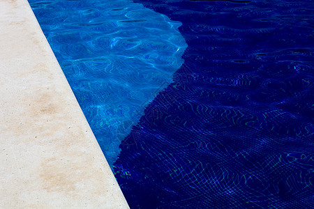 游泳池娱乐边界喜悦气泡闲暇温泉时间阳光反射蓝色图片