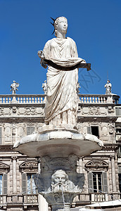 我们的薇罗娜夫人在意大利维罗纳的埃尔贝广场喷泉图片