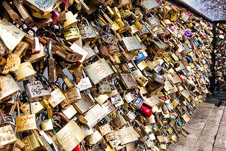 爱情挂锁 浪漫巴黎的传统 代表了夫妻的永恒爱情之地图片