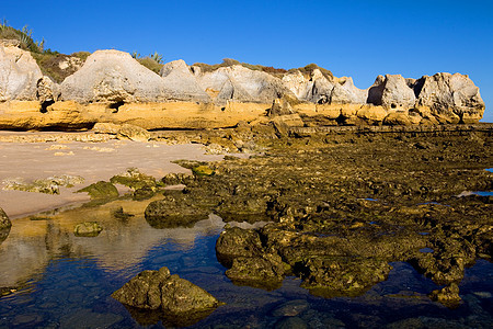海滩沙滩环境水库悬崖地标蓝色风景砂岩巨石反射场景图片
