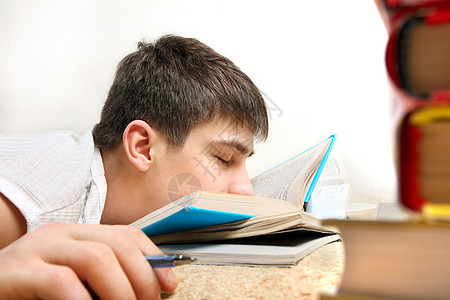 累学生身体轨枕睡眠男人考试手册沙发青少年教育瞳孔图片