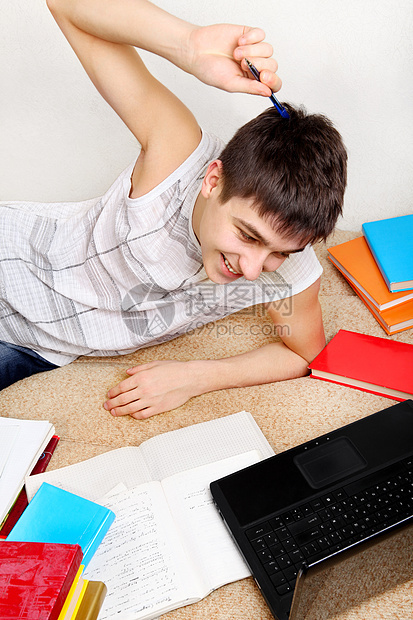 勤奋的青少年做家庭工作青年家庭作业电脑喜悦文书小伙子房间男人微笑图书图片