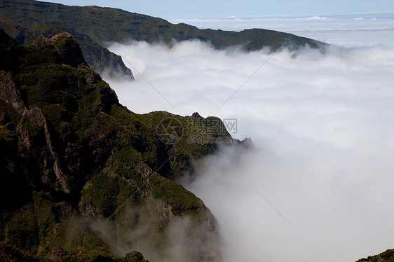 云旅行荒野蓝色岩石天气石头天空山脉悬崖首脑图片