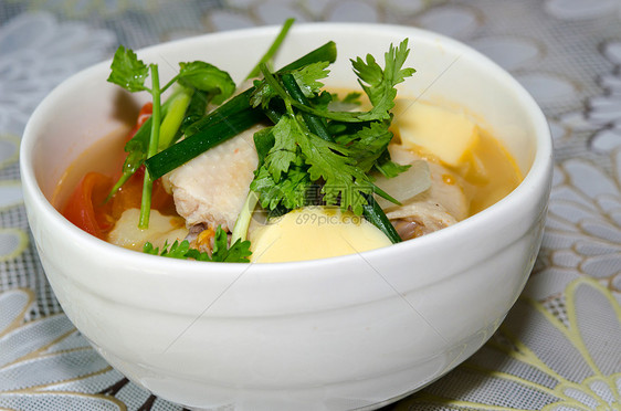 鸡汤肉汤餐厅勺子食物盘子白色午餐饮食蔬菜面条图片