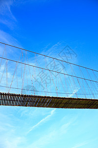 索桥绳索小路蓝色环境运河天空吊带木工人行道木材图片