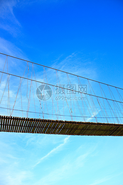 索桥绳索小路蓝色环境运河天空吊带木工人行道木材图片