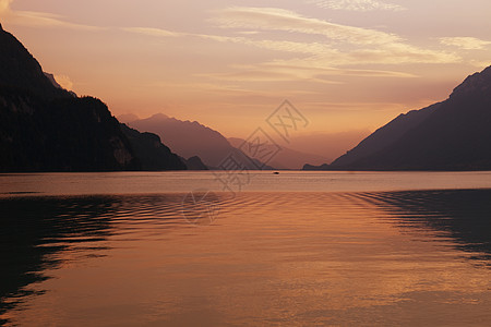 苏威湖日落橙子蓝色旅行太阳反射天空环境支撑假期山脉图片