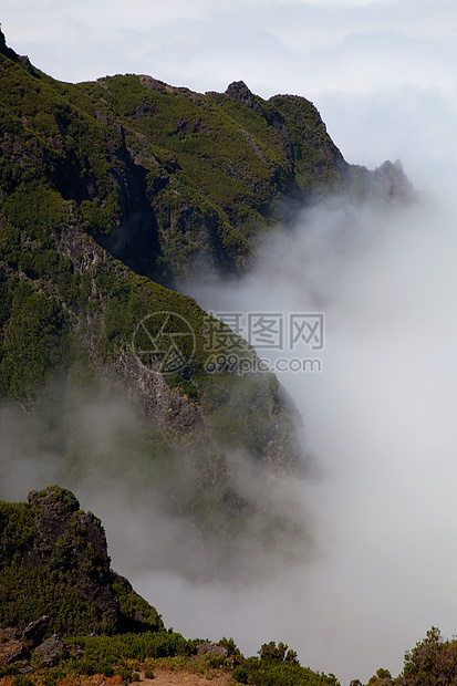 云爬坡顶峰远景薄雾天堂山脉悬崖旅行岩石远足图片