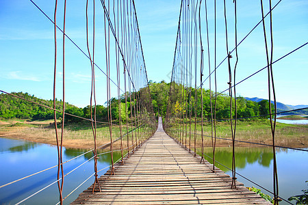 索桥运输木工金属风景环境绳索人行道植物木材天空图片