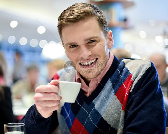咖啡馆里的随便男人喝咖啡咖啡桌子冒充男性喜悦毛衣微笑经理工作玻璃图片