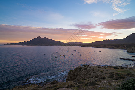 莫罗湾岛海岸自然公园水平日落火山岩石日出村庄渔船图片