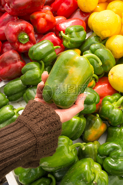 选择胡椒街头市场零售顾客食物生产蔬菜市场女性购物摊位图片