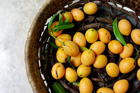 特异泰国水果 马里安梅素食热带异国篮子桌子甜点营养素农业季节李子图片