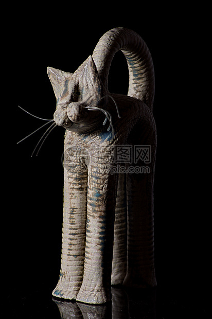 黑色背景的cat 雕像手工雕塑冒充灰色礼物制品动物陶瓷艺术物品图片