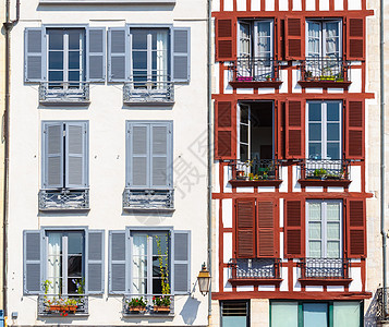 Bayonne的建筑外墙木头窗户住宅建筑学阳台快门窗格多层隐私邻居图片